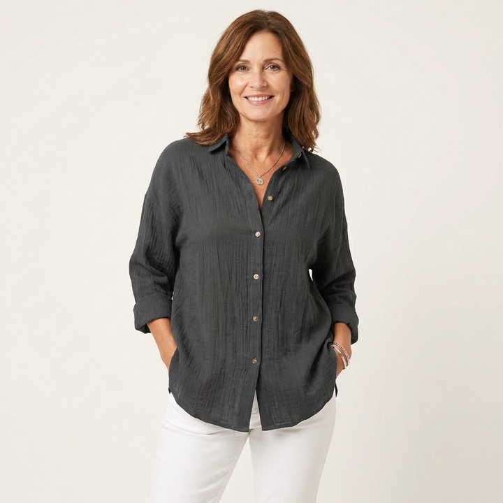Veda Bremen musselin-bluse in soft, lightweight fabric, featuring a relaxed fit and delicate detailing, perfect for casual wear.