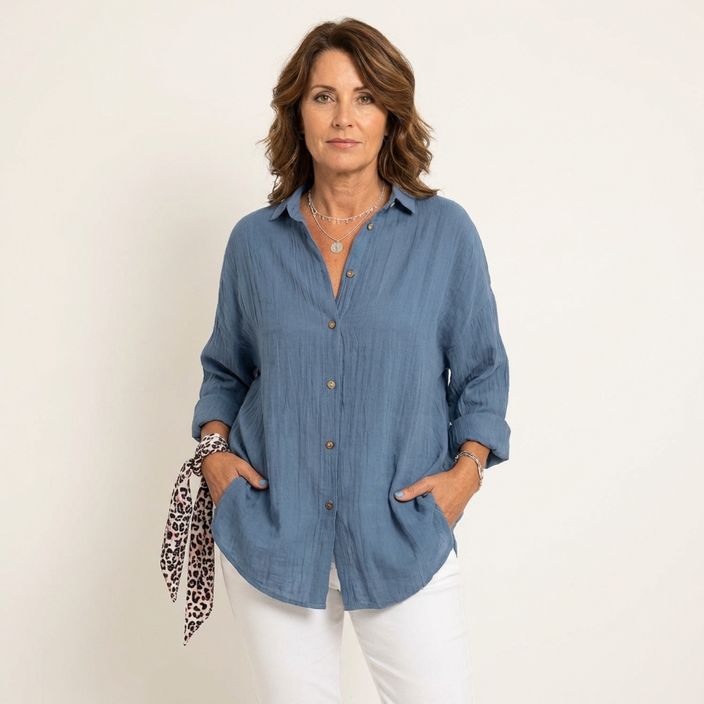 Veda Bremen musselin-bluse in light fabric, featuring a relaxed fit, long sleeves, and subtle detailing.