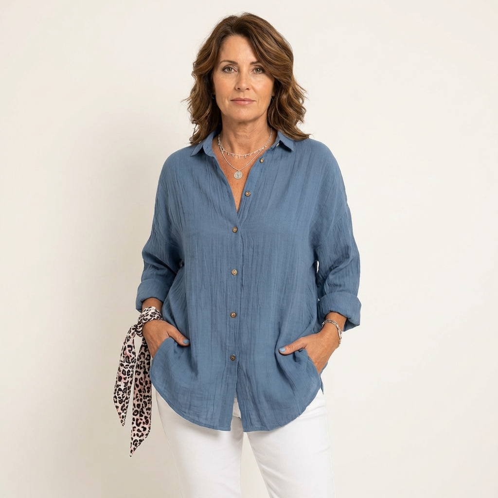 Veda Bremen musselin-bluse in light fabric, featuring a relaxed fit, long sleeves, and subtle detailing.