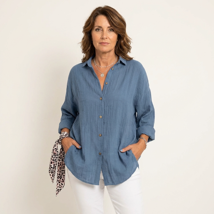 Veda Bremen musselin-bluse in light fabric, featuring a relaxed fit, long sleeves, and subtle detailing.