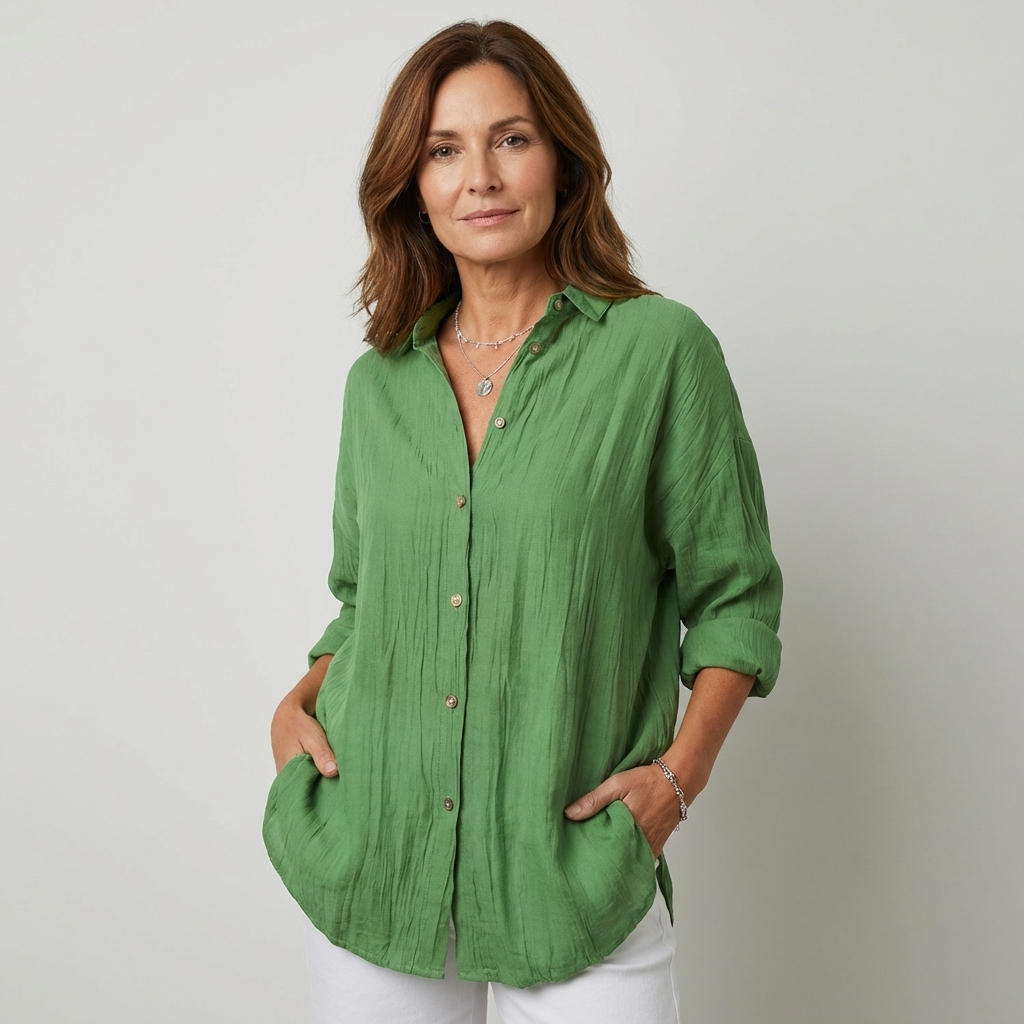 Veda Bremen musselin-bluse in soft, lightweight fabric with a relaxed fit and subtle texture, displayed on a hanger.