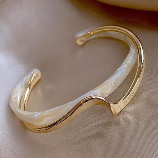 Veda Bremen elegant gold bracelet featuring a white opal gemstone on a delicate chain, showcasing fine jewelry craftsmanship.