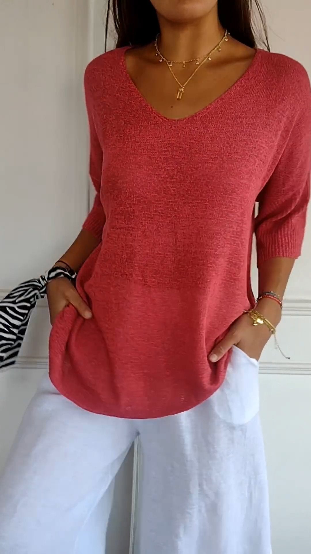 Veda Bremen Jill sleeveless V-neck top in soft fabric, showcasing a relaxed fit and stylish V-shaped neckline.