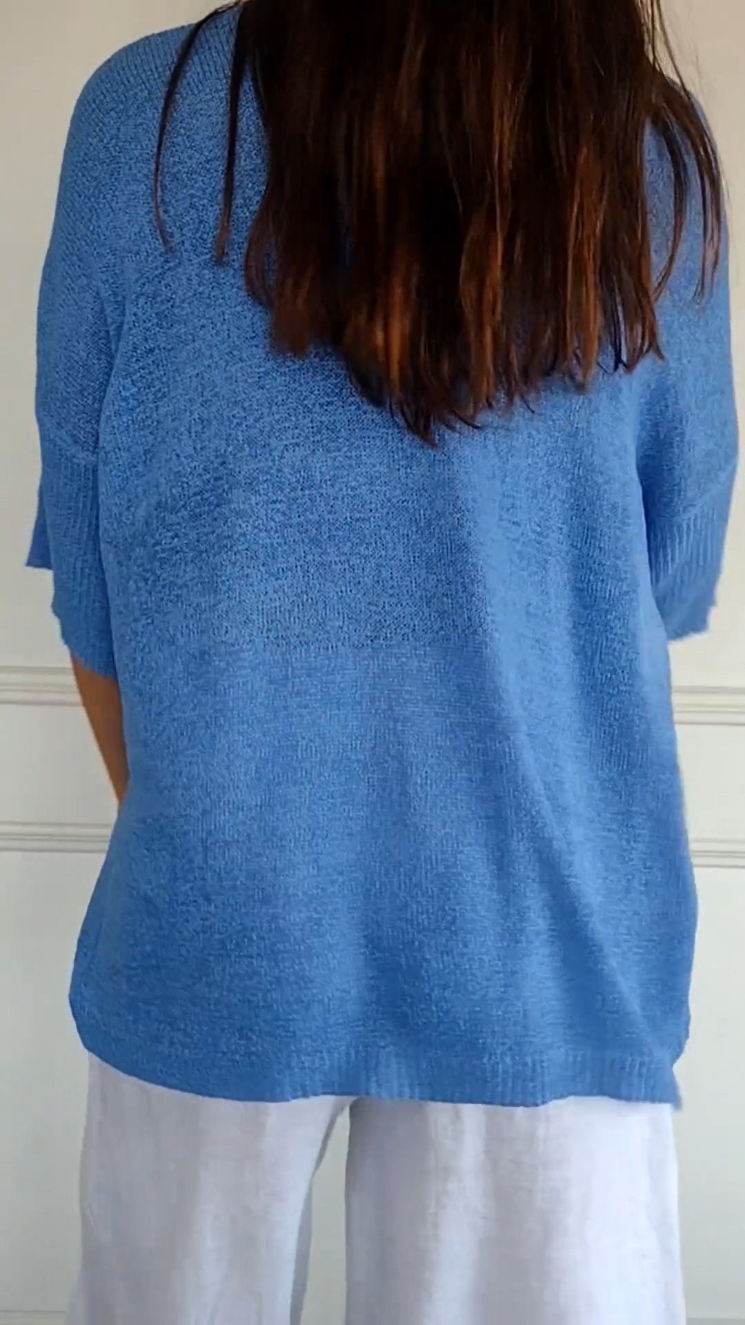 Veda Bremen Jill sleeveless V-neck top in soft fabric, featuring a stylish V-neckline and sleeveless design.