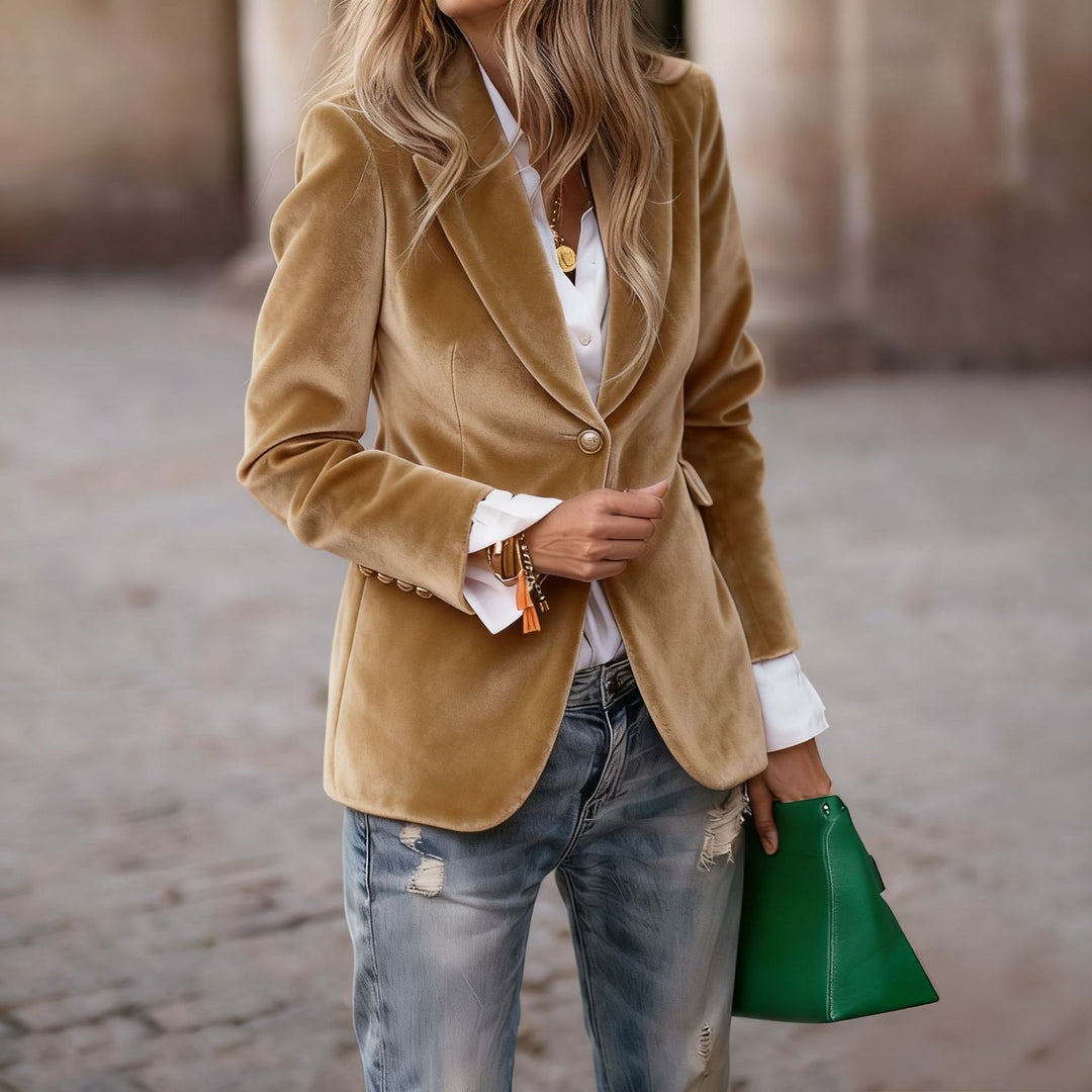 Khaki Alisha taillierter Blazer by Veda Bremen, tailored fit with lapel collar and sleek design, displayed on a mannequin.