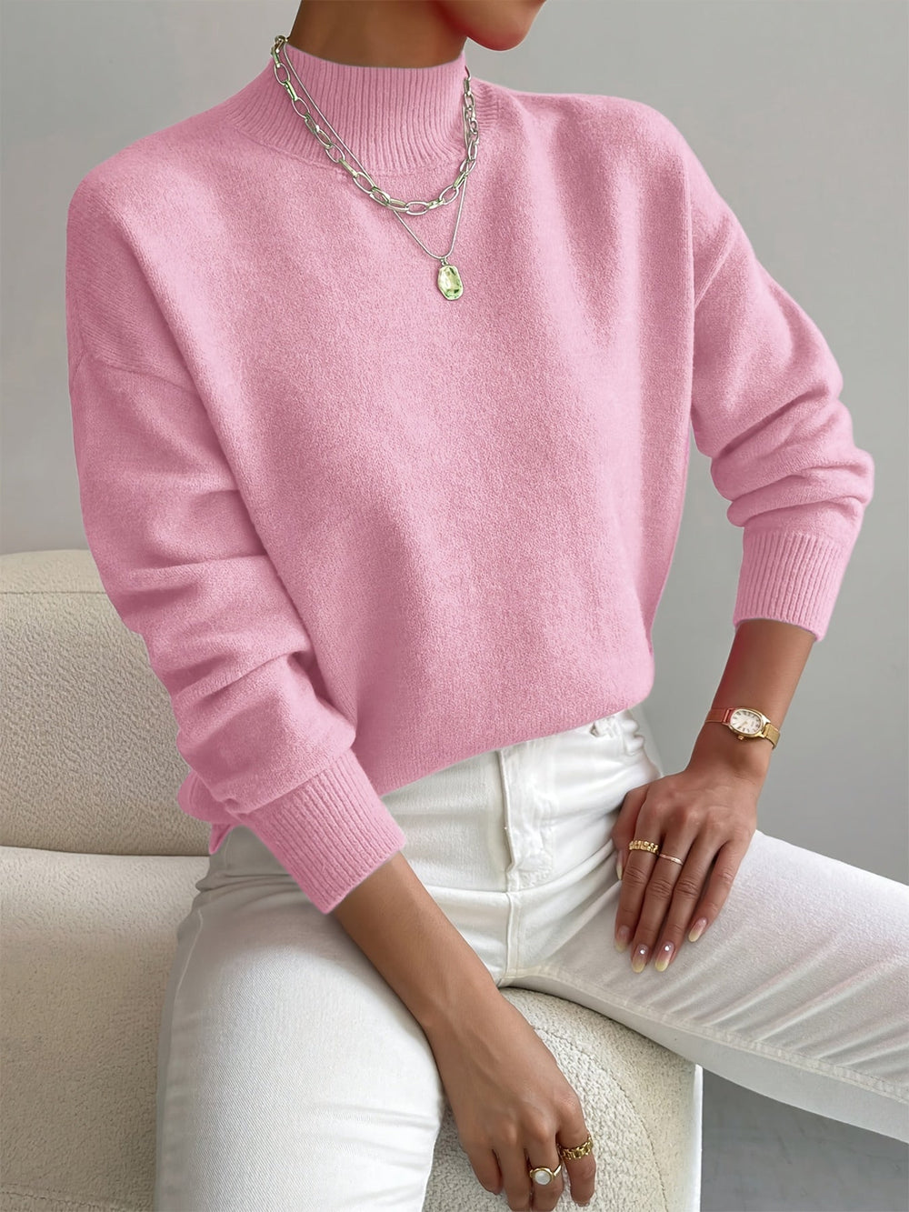 Lindemann Mode Amelia elegant and warm sweater in soft knit, featuring a cozy fit and stylish design, worn by a model.