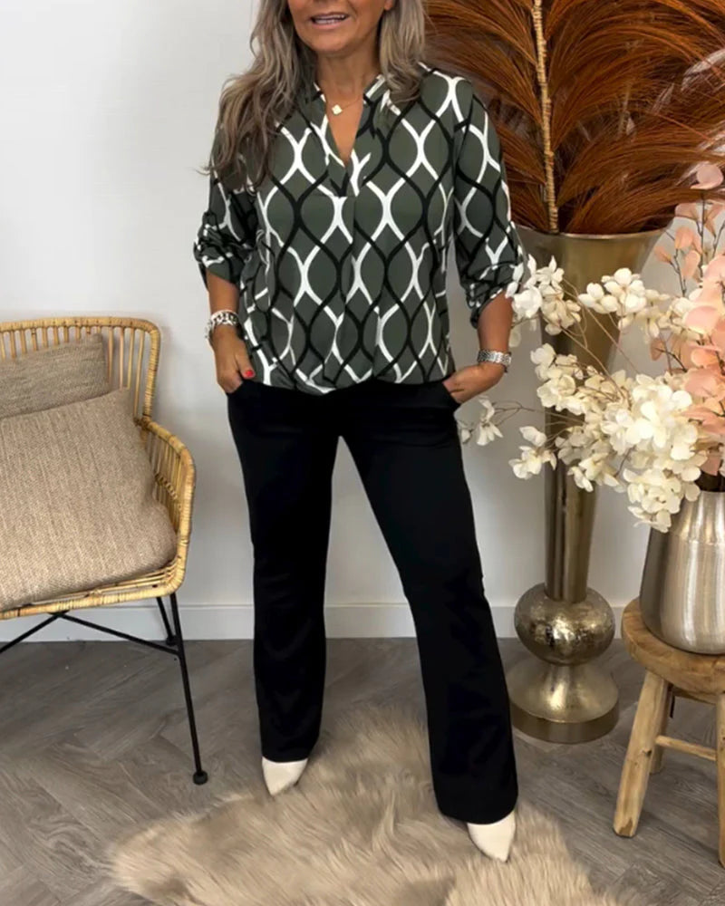 Veda Bremen NORA figurschmeichelnde Bluse with elegant floral pattern, lightweight fabric, and stylish design.