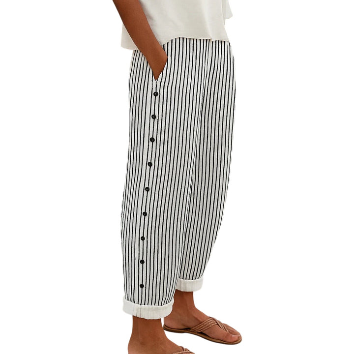 Veda Bremen Caitlin gestreifte Knopfhosen, close-up of stylish striped fabric with buttons, in a natural pose.
