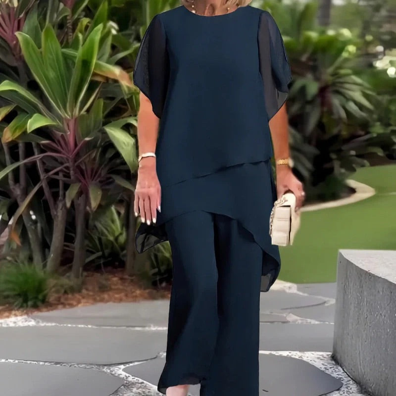 Veda Bremen Camilla-Set featuring a stylish top and matching pants in soft fabric, displayed on a neutral background.