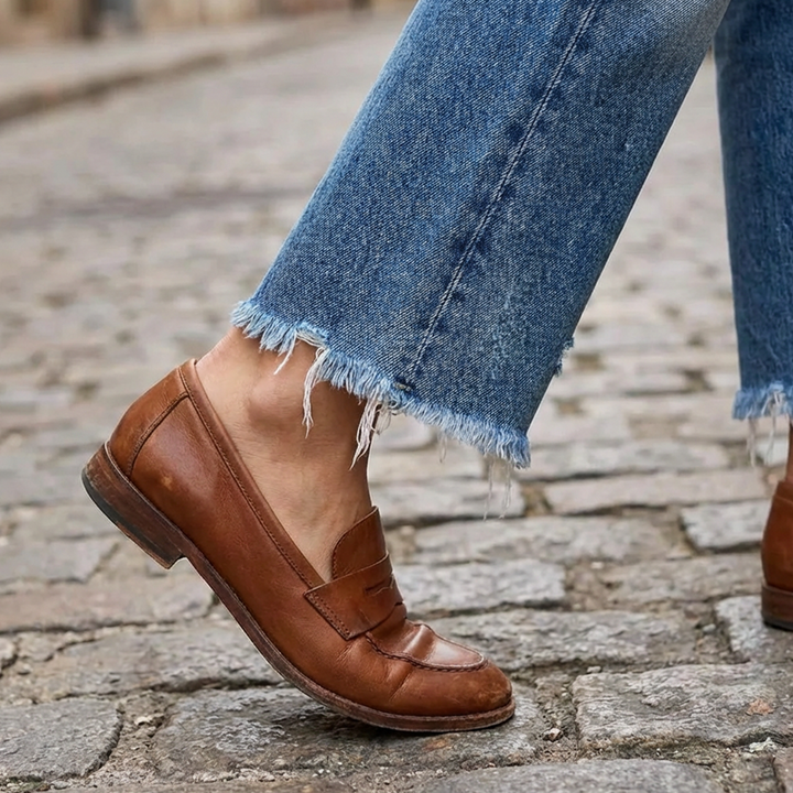 Veda Bremen Zelda premium stretch jeans in shortened style, showcasing fitted denim pants with a classic blue wash and front pockets.