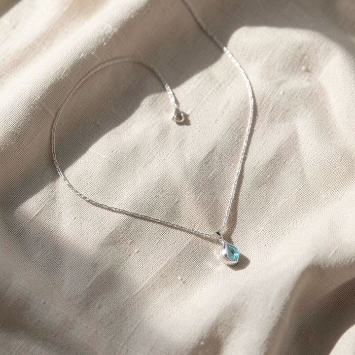 Veda Bremen Ozean Tropfen sapphire necklace from the Sapphire Collection, featuring a elegant blue gemstone pendant on a delicate chain.