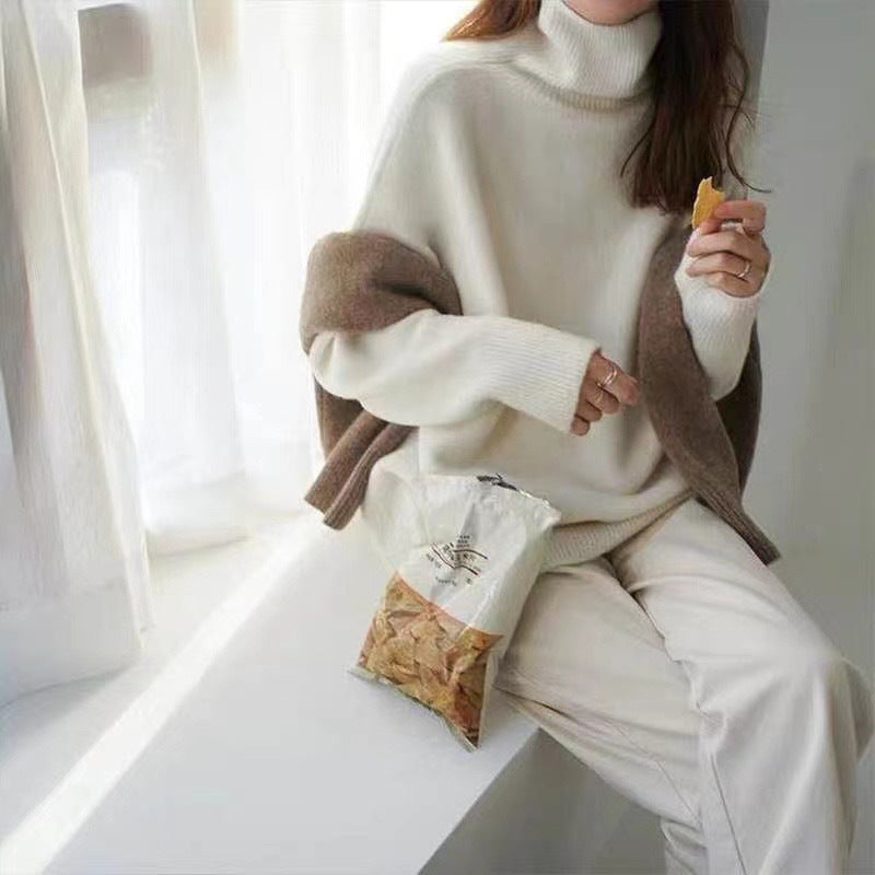 White LuroLondon Marilou Cashmere Turtleneck sweater, close-up of soft, cozy knit fabric and high turtleneck collar.